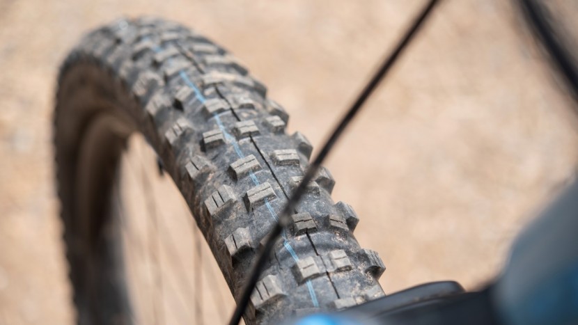 the 2.6" schwalbe hans dampf has loads of air volume and nice drifty...
