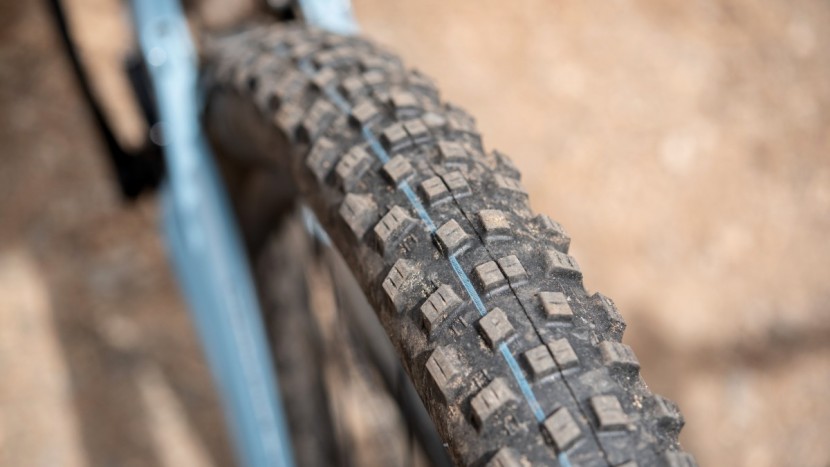 the 2.6" schwalbe nobby nic offers heaps of traction and predictably...