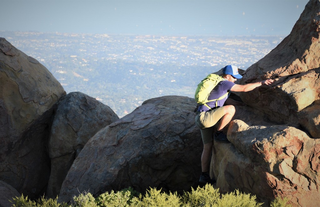 How to Choose a Women's Hydration Pack for Running - GearLab