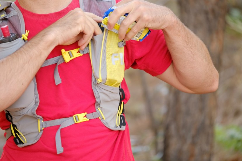 ultimate direction fkt - having a stretchy barrier sewn into the pocket might seem...