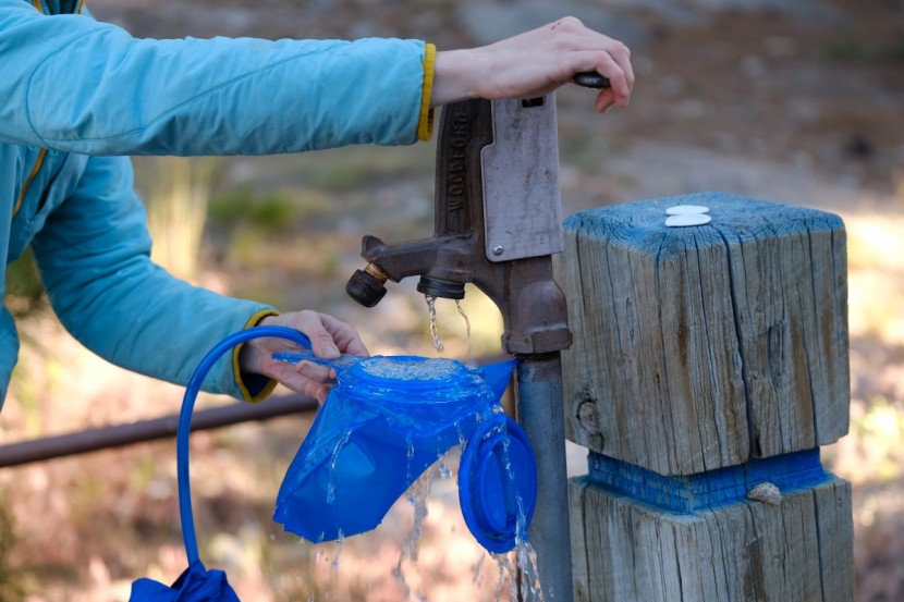 camelbak circuit - the large handle on the 1.5 liter reservoir allows you to fill it...