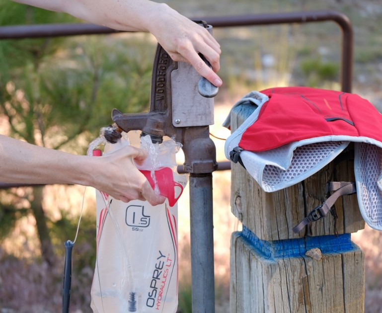 osprey duro 1.5 - if you use the reservoir handle while filling, you need your other...