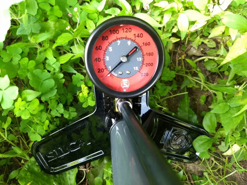 silca pista plus - a small gauge with questionable color choices, there&#039;s room for...