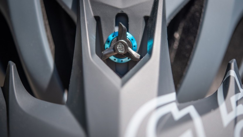 troy lee designs stage mips - the visor is adjusted with this easy-to-use thumb screw.