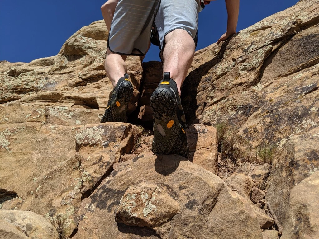vibram v-trail 2.0 barefoot shoes review - true to vibram&#039;s roots, a fully wrapped outsole protects the bottom...