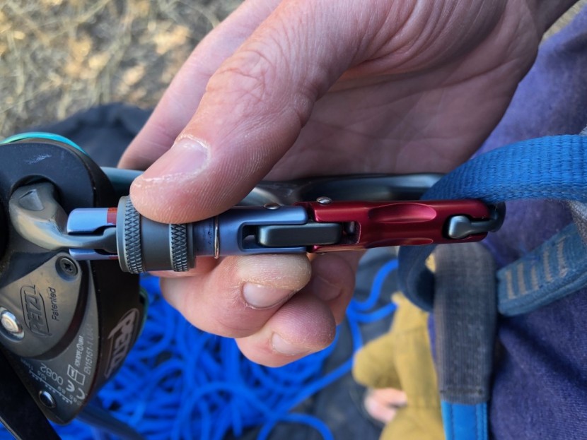 mad rock gemini - to lock both gates of this carabiner simply tighten the screw lock...