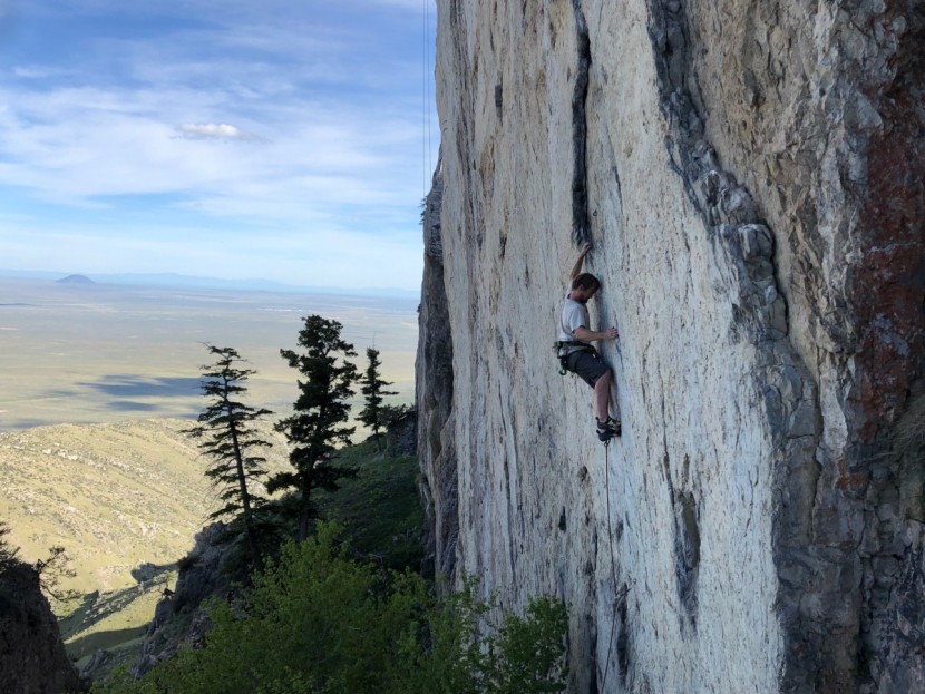 petzl djinn axess - considering its large size and relatively heavy weight, the djinn is...