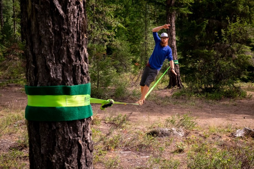 flybold slackline kit - here we set up the flybold on the loose side for some surfing fun.