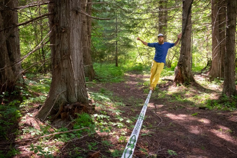 slackline industries boss line kit - one of our testers surfing an 85&#039; line.