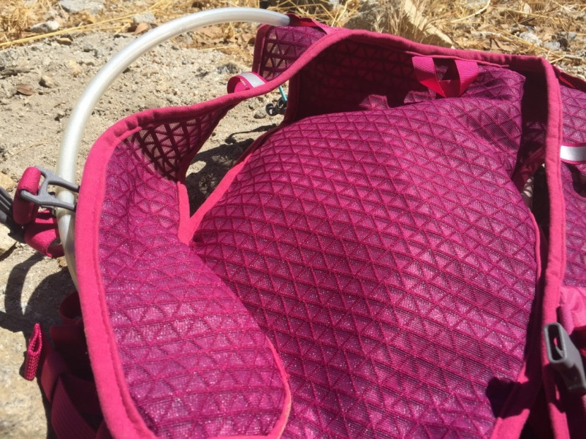 nathan trailmix 7l for women - the trailmix&#039;s next-to-body material is soft and ultra-breathable.