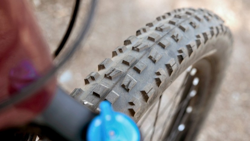 the 2.6" maxxis minion dhf provides predictable and...