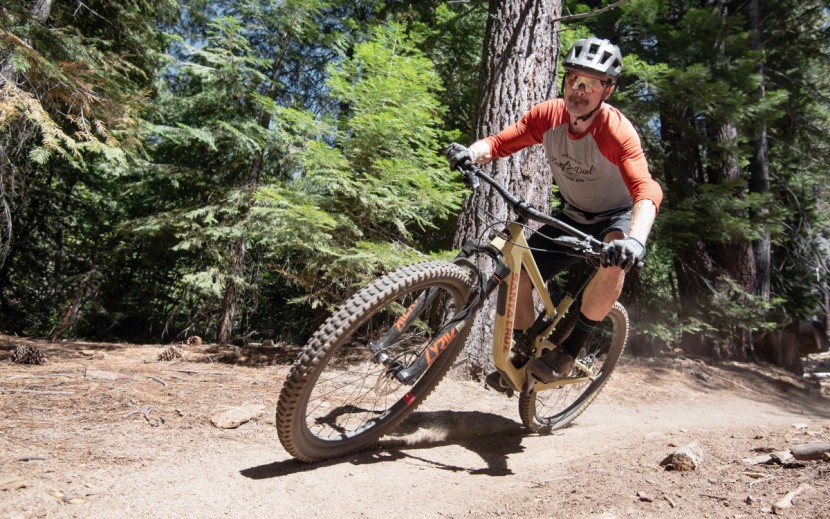 santa cruz hightower cc xo1 - the hightower&#039;s carbon frame and beefy rear triangle provide a...