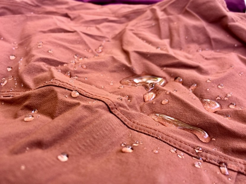 arc&#039;teryx sabria - during our splash test, water beaded and was brushed off easily.