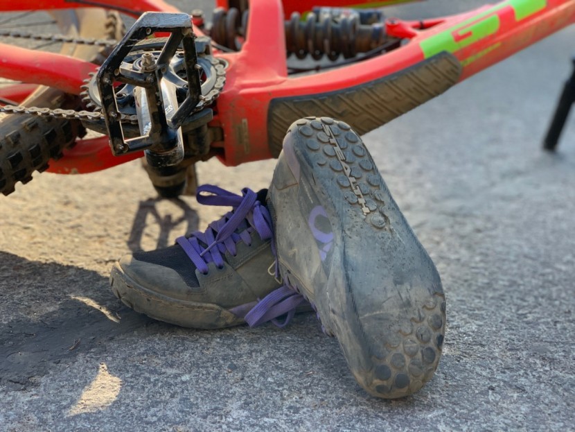 five ten freerider contact for women - front and back of the freerider contact.