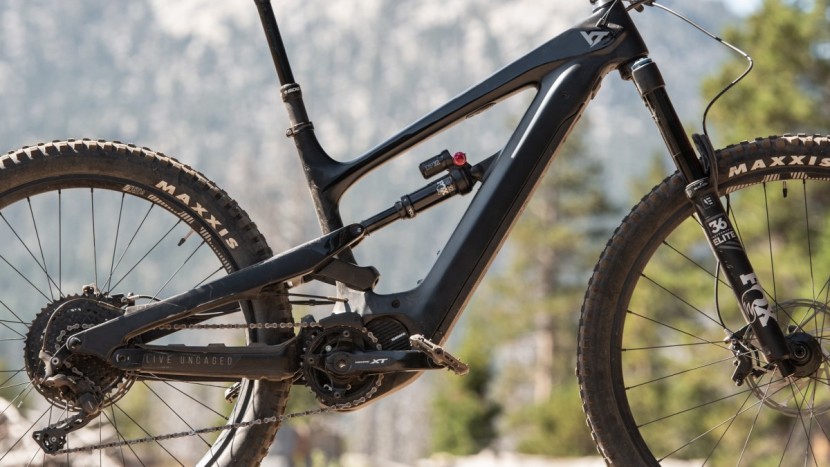 yt decoy cf pro - the fox 36 fork and dpx2 shock work great on this bike, and v4l...