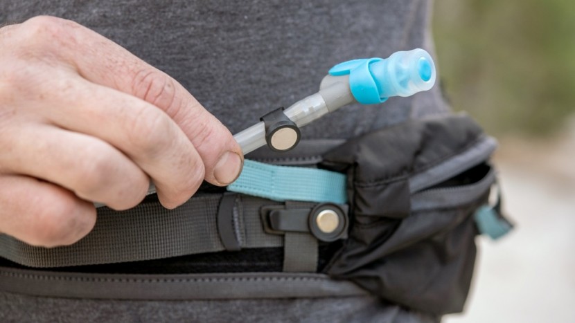 evoc hip pack pro 3l - the hose magnet connection holds the hose on your waist band.