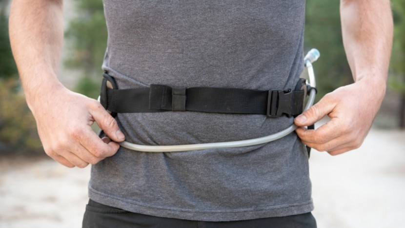 dakine hot laps 5l - the hose/waist band have a clean appearance.