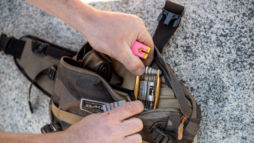 dakine hot laps 5l - the hot laps has a fairly organized storage compartment.