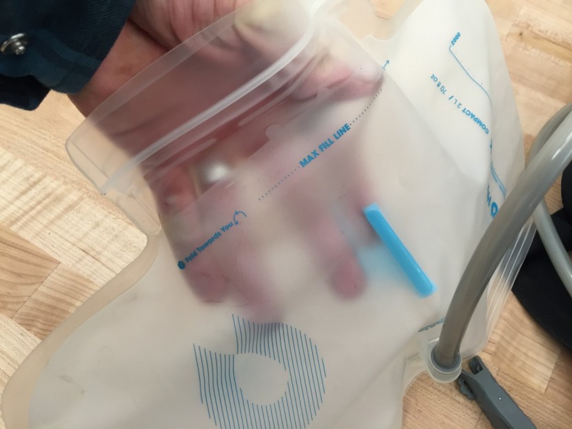 dakine hot laps 5l - bladders without a quick-connect system require you to undo the hose...