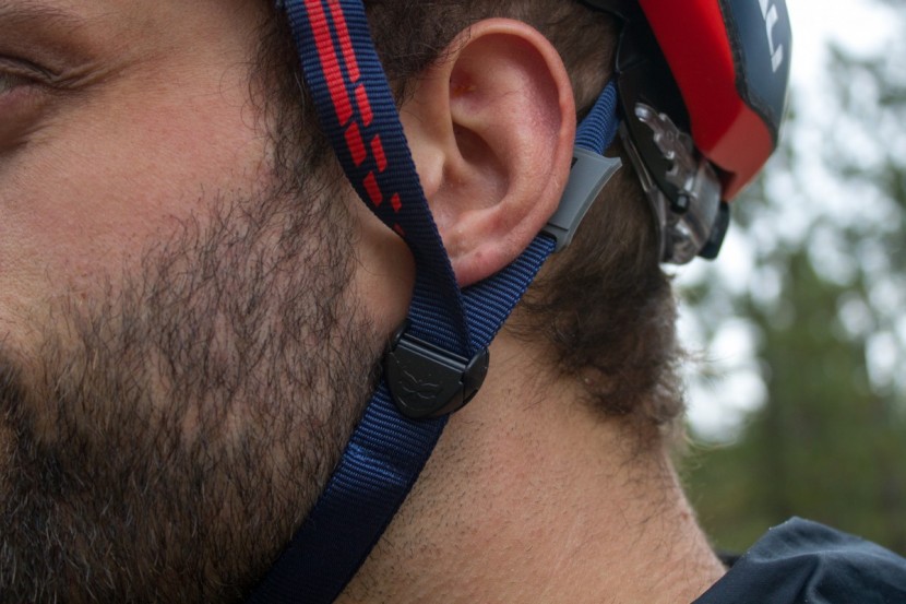 kali protectives maya 2.0 enduro - the strap splitter is easy to adjust but doesn't hold the straps...