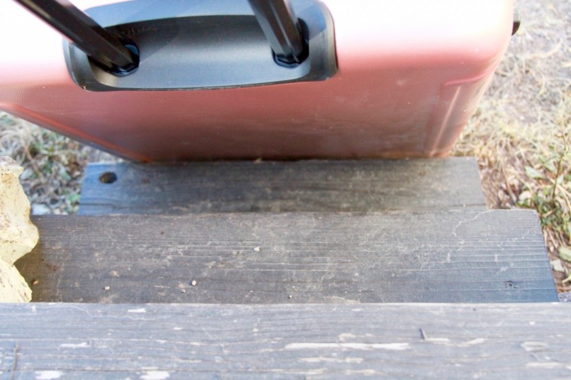 american tourister moonlight spinner 28 - here we see how the case drags up stairs and curbs. it has no...