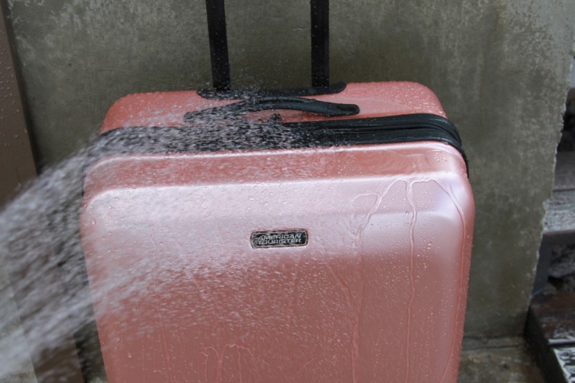 american tourister moonlight spinner 28 - the hard case of the moonlight is quite water-resistant, but...