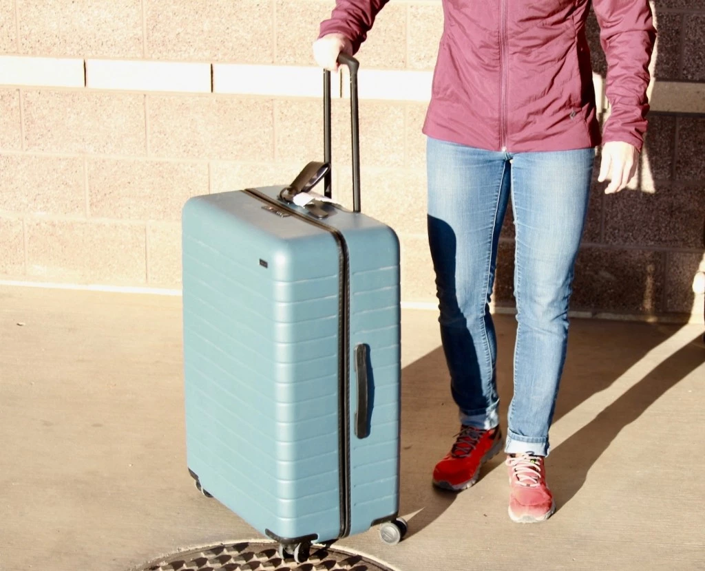 away travel large luggage review - elegant and simple. a perfect option for both casual and formal trips.