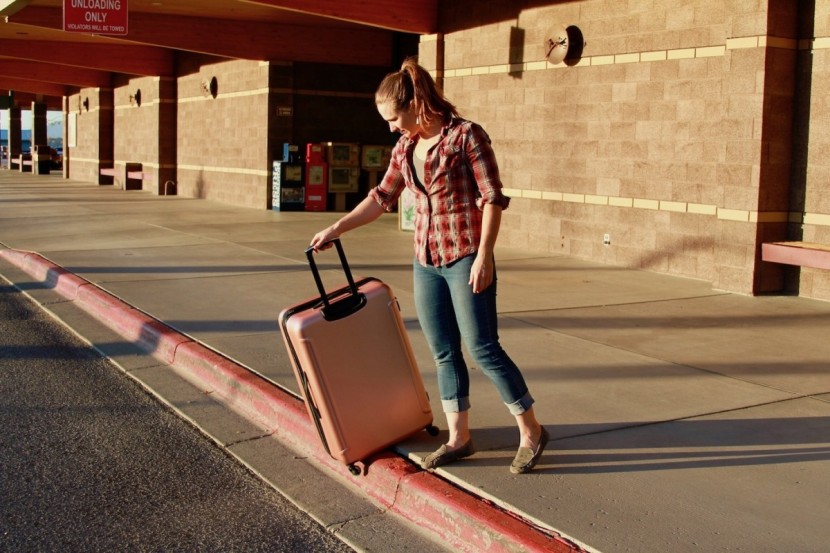 american tourister moonlight spinner 28 - in spinner mode, it can&#039;t get over curbs, which is true for all...