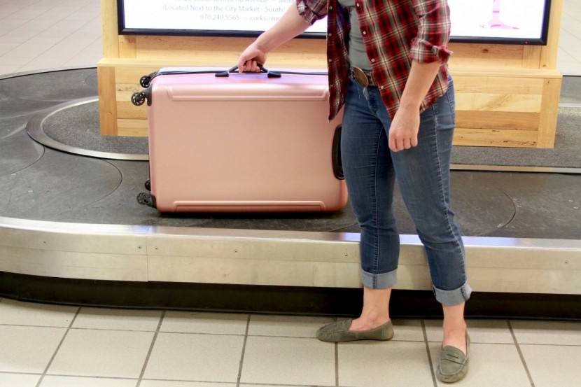 american tourister moonlight spinner 28 - the handles are easy to grab but only located on the top and bottom...