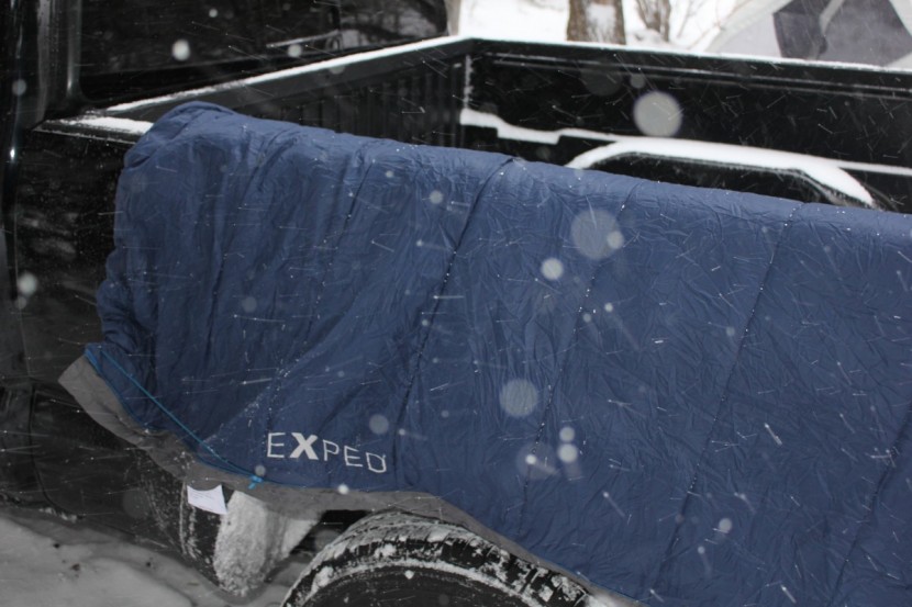 exped megasleep duo 25 - the bag&#039;s darker blue side has twice the thickness of microfiber...