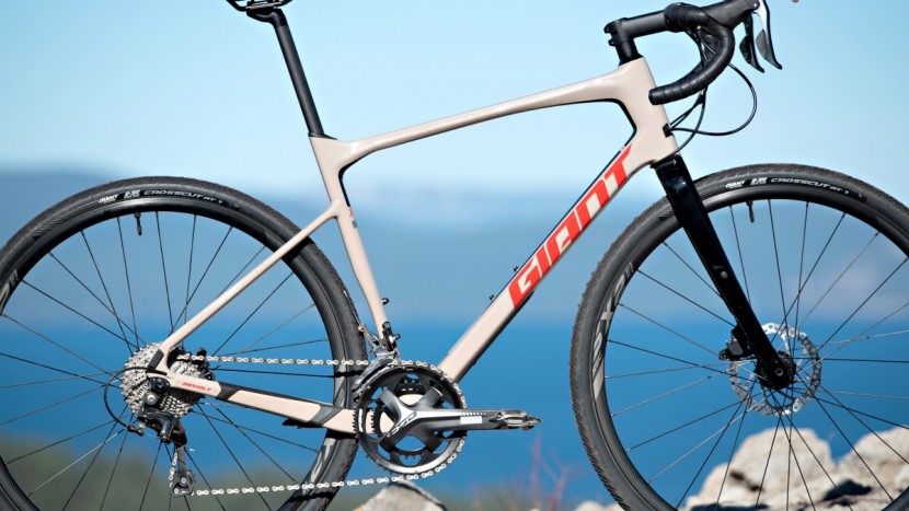 giant revolt advanced 3 - the &quot;advanced&quot; frame is lightweight and stiff with a compliant rear...