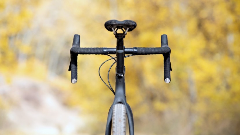 ibis hakka mx rival - the stock flat top handlebar is okay, but we&#039;d much prefer a wider...