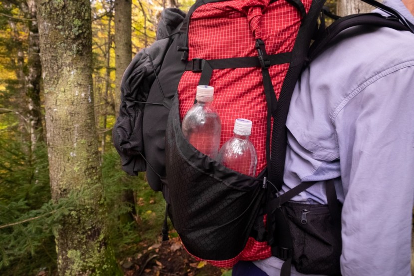 with huge side pockets, this pack can easily carry up to six liters...
