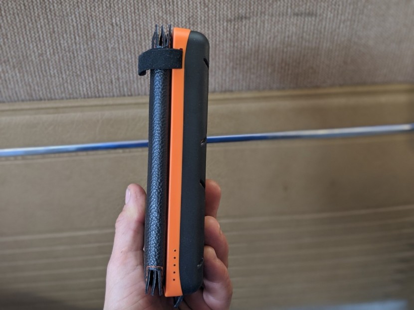 hiluckey s025 - the bulky size of the hiluckey has a large, integrated battery pack...