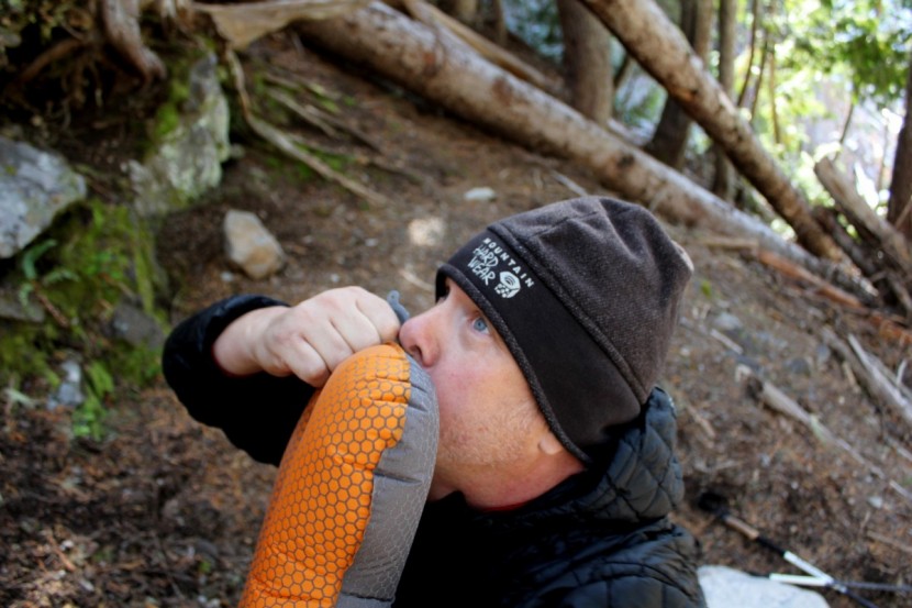exped airpillow ul - the exped's wide valve makes it easy to inflate and deflate. an...