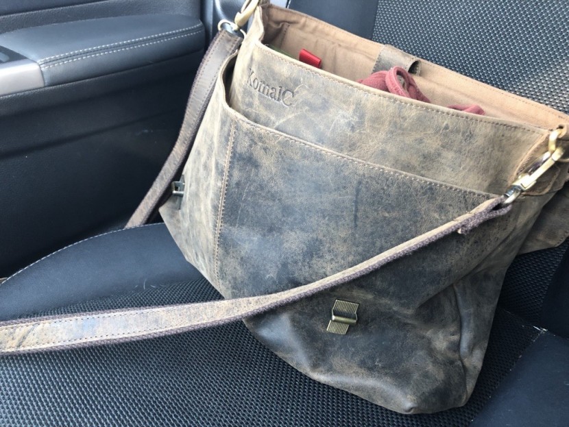 komal c buffalo hunter - the thick leather of this bag make it rather heavy, but it's worth...