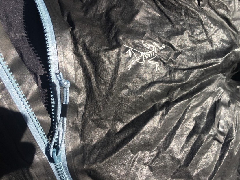 arc&#039;teryx norvan sl hoody for women - the waterproof zipper uses a flap instead of making the zipper...