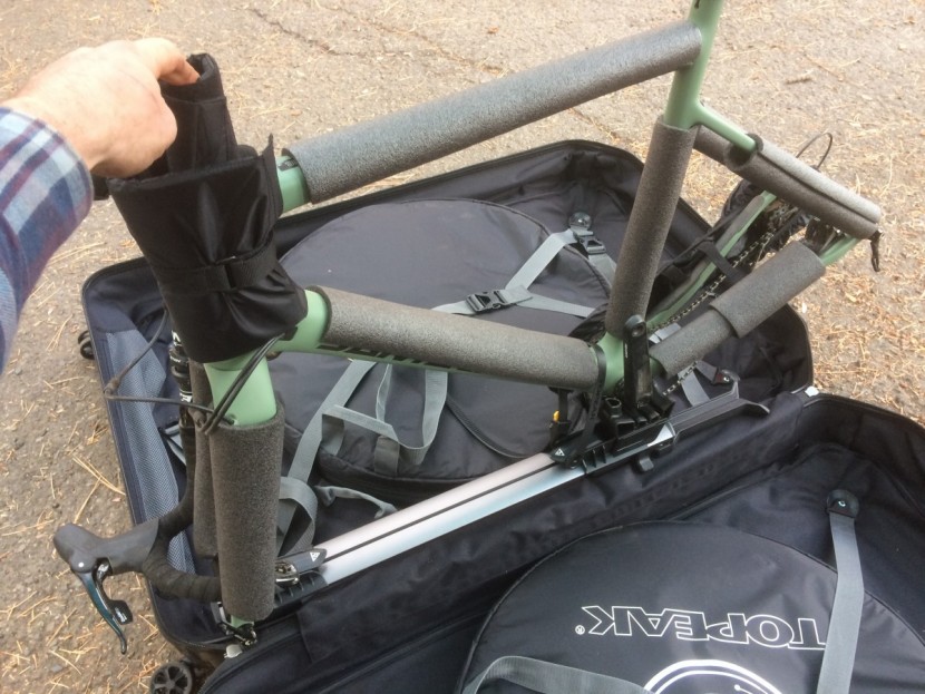 topeak pakgo x - the mounting stand clips onto the seam in the middle of the case.