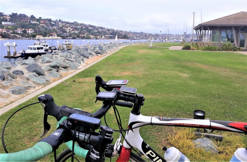 garmin edge 830 - the garmin edge 830&#039;s standard mount (first computer on bottom left)...