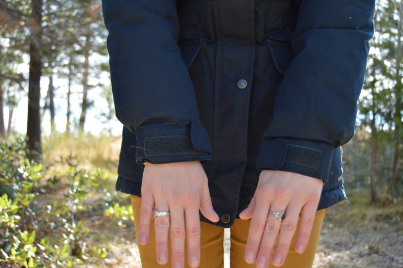 fjallraven singi down for women - there are no internal cuffs in the sleeves, but there are velcro...