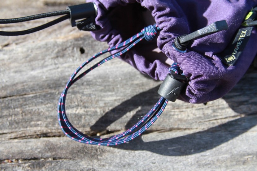 burton deluxe gore-tex for women - a look at the quick on-pull system and the removable leashes.