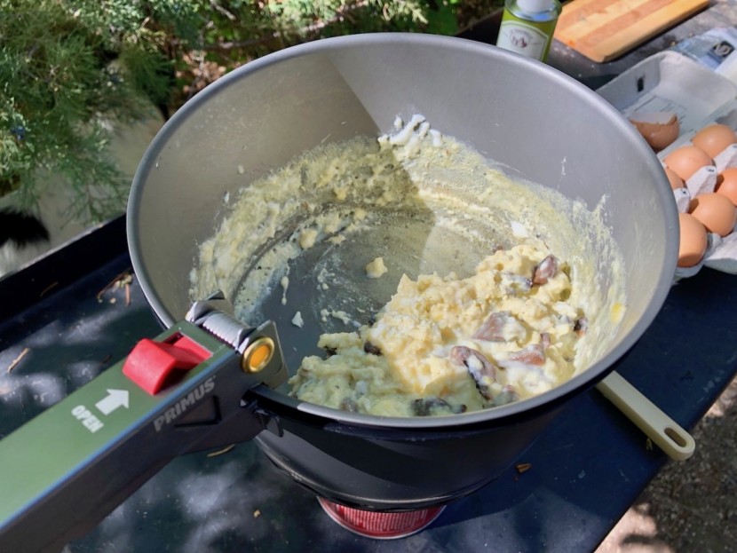 primus primetech 2.3l pot set - here we make an egg mash for breakfast, testing out its cooking...