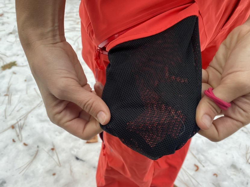 flylow donna 2.1 - perhaps to save weight, flylow installed mesh-backed pockets in the...