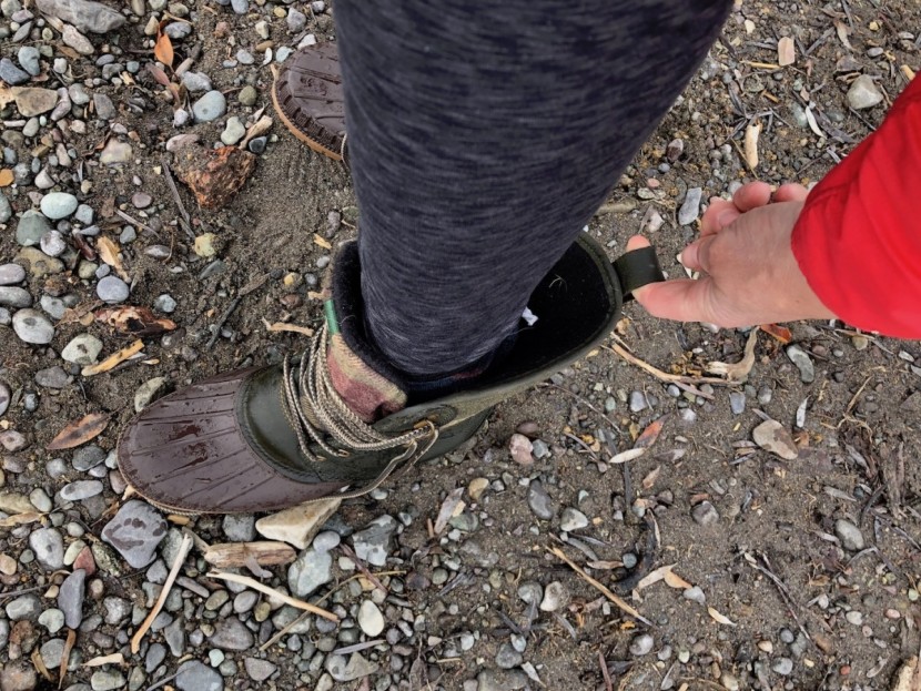 kamik sienna 2 - when unlaced, it&#039;s easy to pull this boot on with just one hand.