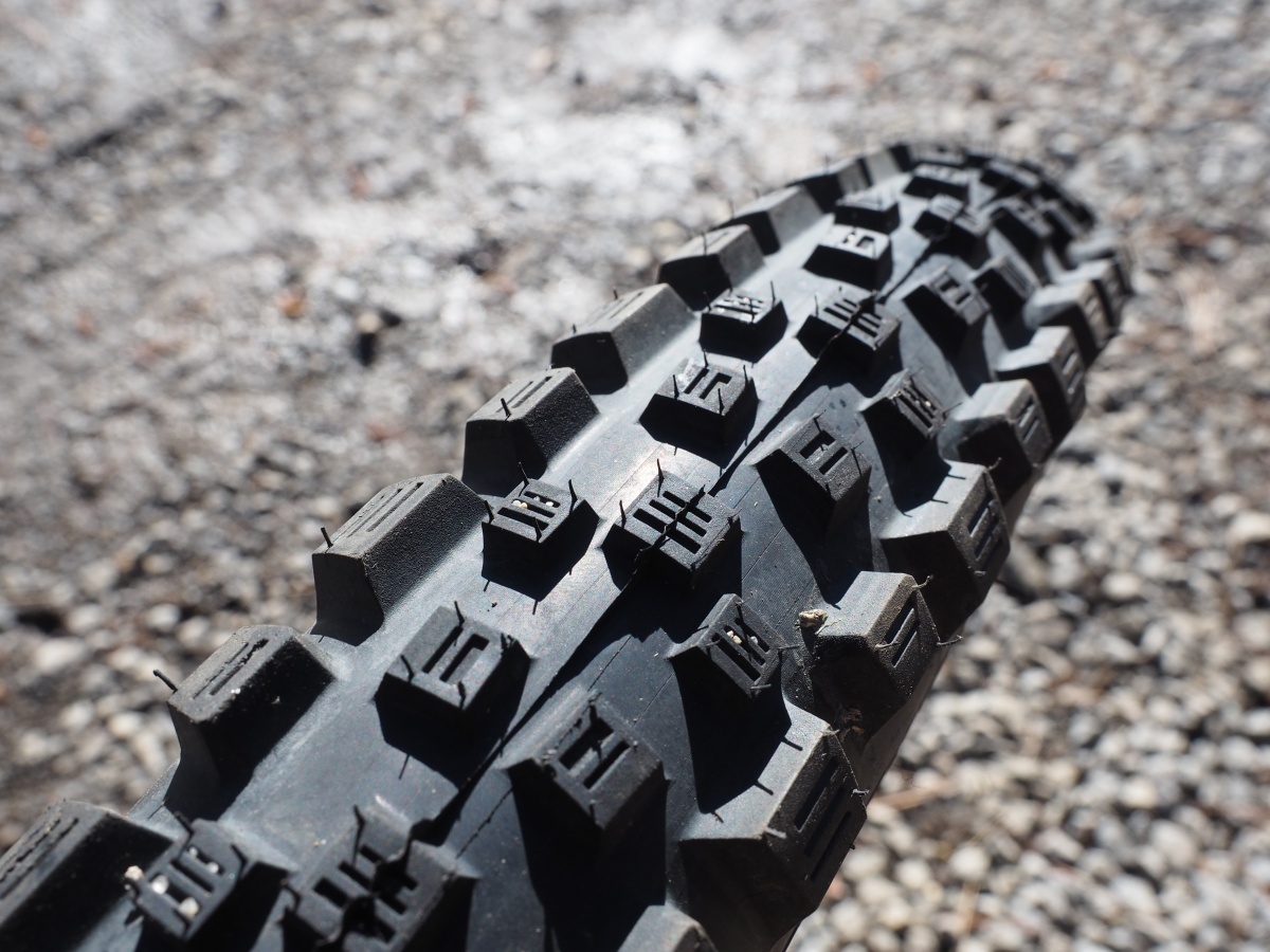 Vittoria Martello 2.6 Review (The Martello offers excellent braking bite thanks to its siped center knobs and mostly squared-off edges.)