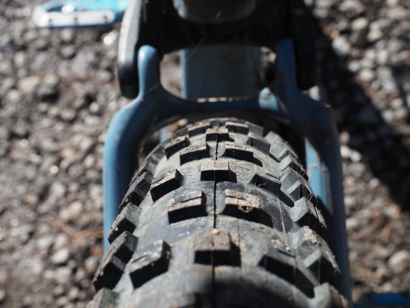 bontrager se4 team issue 2.6 - the braking knobs are of moderate height with an alternating siping...