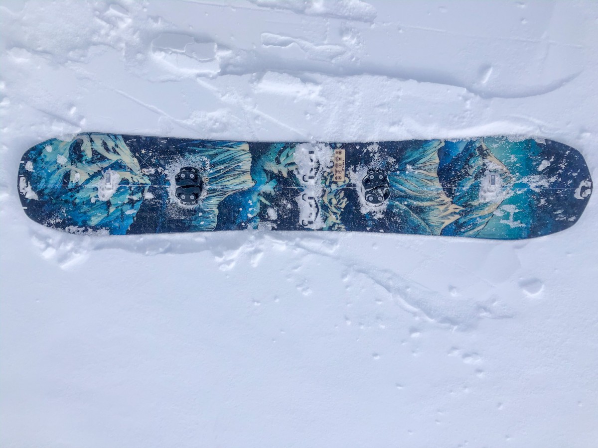 Jones Frontier Splitboard Review (The gently directional shape of the Frontier is paired with a stellar graphic.)