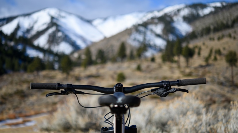 salsa horsethief deore - the cockpit is pretty dialed. we&#039;d probably trim the handlebar a...