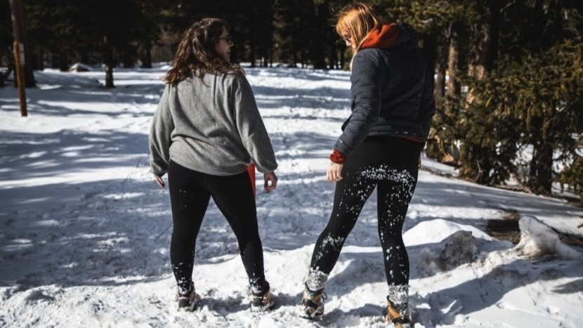 snowshoes womens - can you see the difference in the amount of snow flicked up onto the...