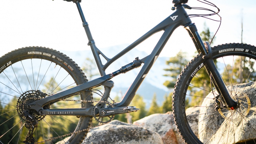 yt jeffsy base 29 - the jeffsy&#039;s aluminum frame has clean lines, internal cable routing...